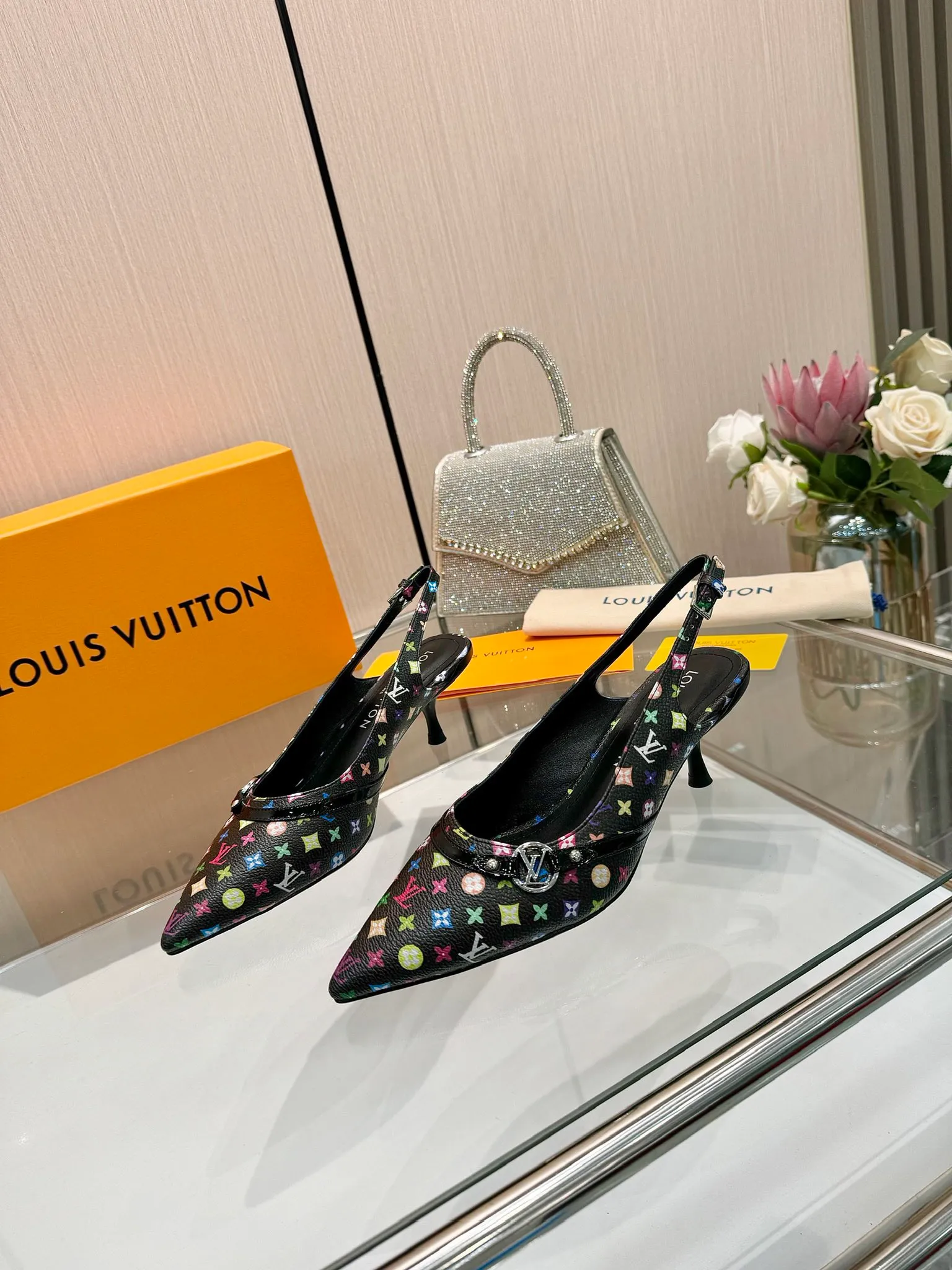 👟👟Ex-factory price 640👟👟Purchase level], Louis Vuitton 2025 official website early spring series! Perfect last shape, new pointed toe🆕, the official website is updated simultaneously. The small pointed toe is matched with a hollow leather strip and a small square buckle to adjust the elasticity. LV hardware "logo" is embellished. It is full of details and a visual feast. 💯It is difficult to conceal the elegant temperament of LV. It is comfortable and easy to wear, and full of femininity. The new original reverse mold last has the ultimate 1:1 shape, exquisite workmanship, and imported high-end fabrics showing exquisite texture! Fabric: Imported lambskin, cow patent leather/Presbyopia/denim. High-quality soft sheepskin lining. Feet: imported goatskin, Italian genuine leather outsole. 5.5 lacquered heels. Number of yards: 34-41 (34.40, 41, customization is non-returnable and non-exchangeable)